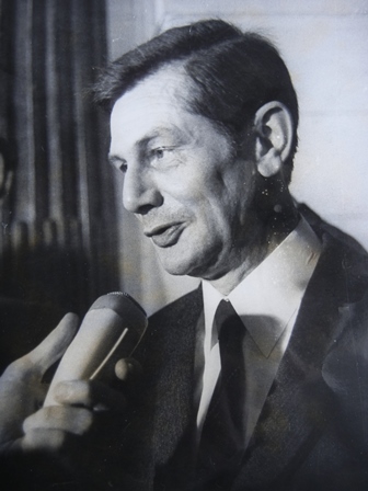Photographie de Marc Drumaux prise lors d'une interview, [c. 1965], collections photographiques du CArCoB.